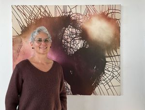 Judith Nussbaumer vor einem ihrer Werke